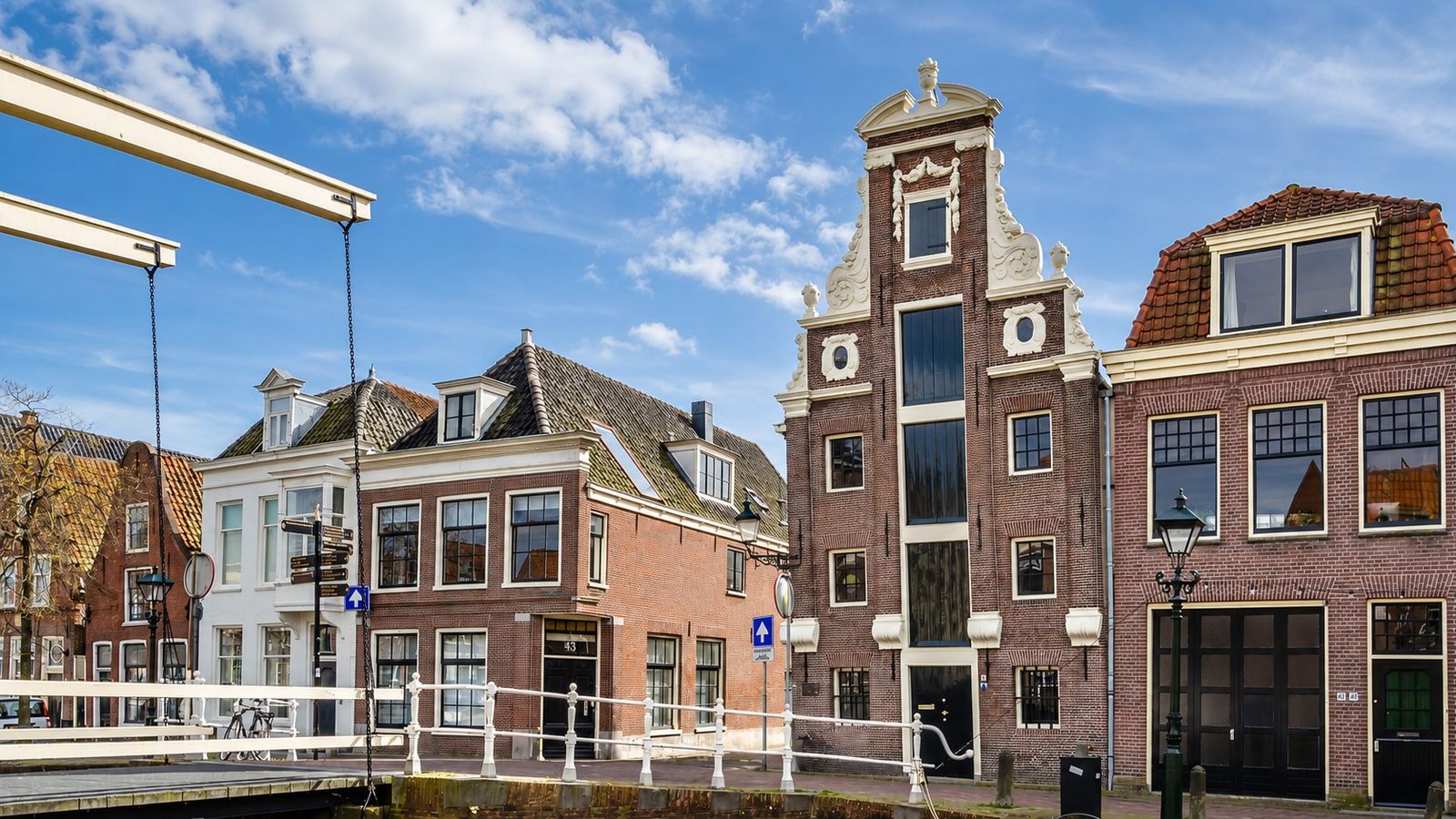 Historische gevels en een ophaalbrug aan een gracht in Alkmaar