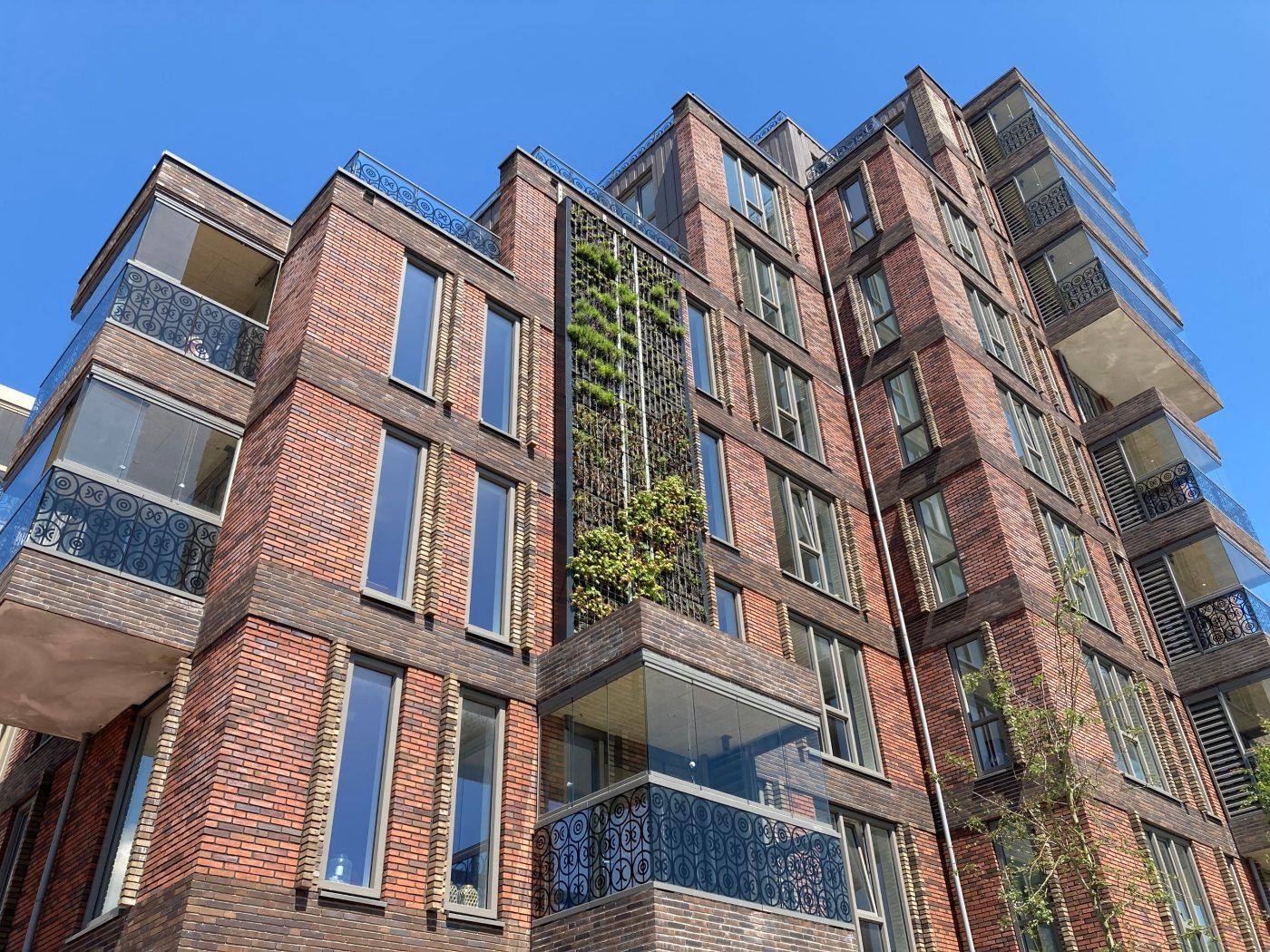 Nieuwbouwappartementen met een groene gevel in Alkmaar