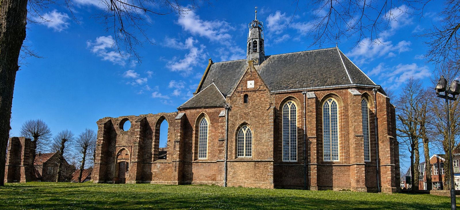 De Ruïnekerk in het centrum van Bergen