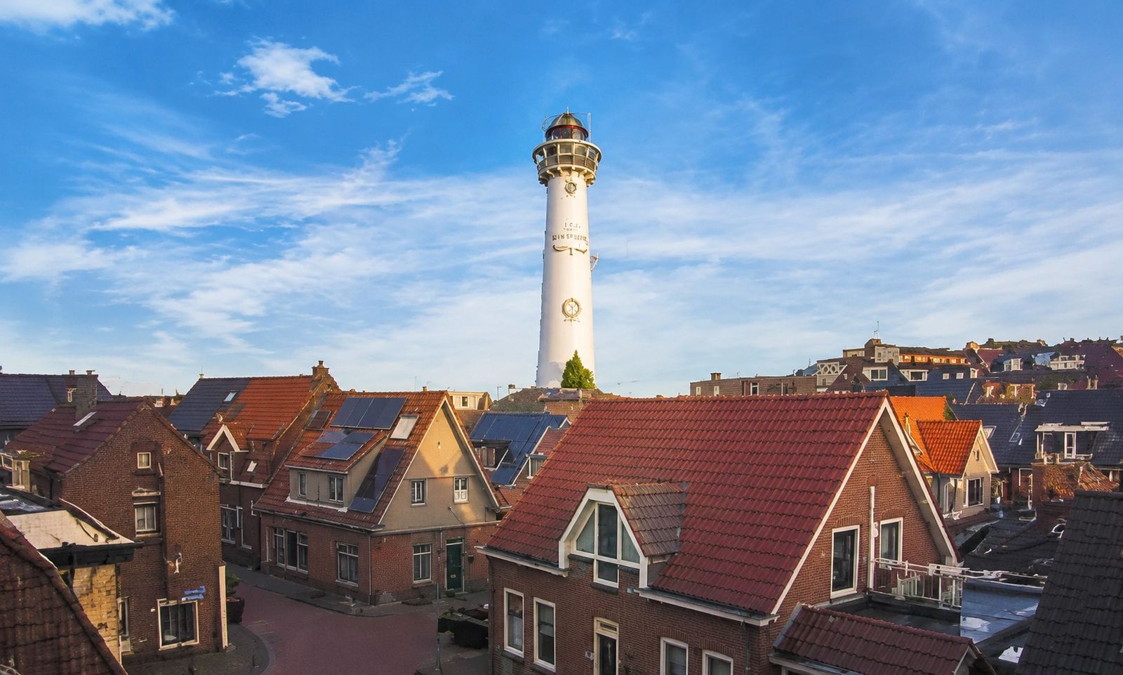De vuurtoren van Egmond aan Zee boven de daken van het dorp