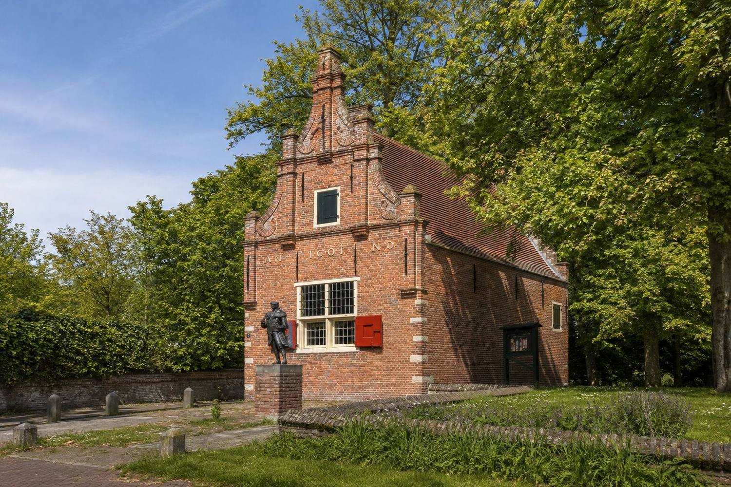 Het oude Raadhuisje van Schoorl aan de Duinweg, gebouwd in 1601