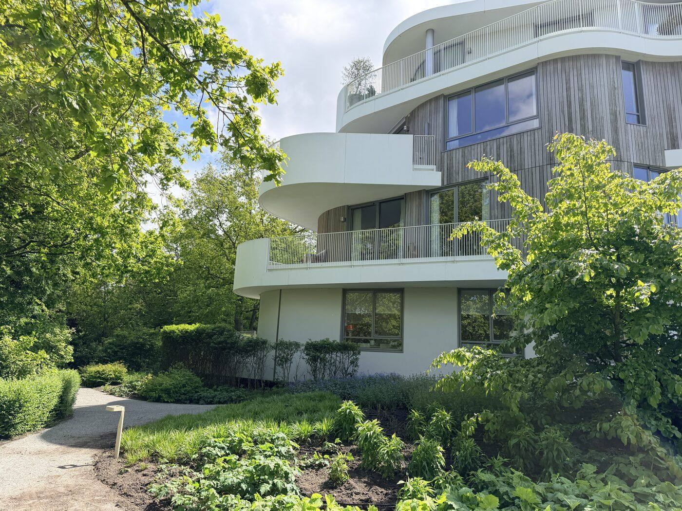 Modern appartementengebouw met ronde balkons, eigen projectfoto